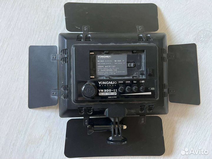 Светодиодный светильник Yongnuo YN-300 II
