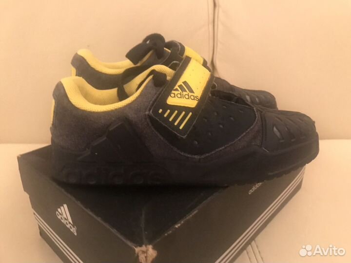 Кроссовки женские