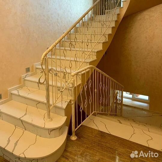 Лестница из искусственного камня акрил и кварц