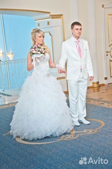 Свадебный костюм белого цвета