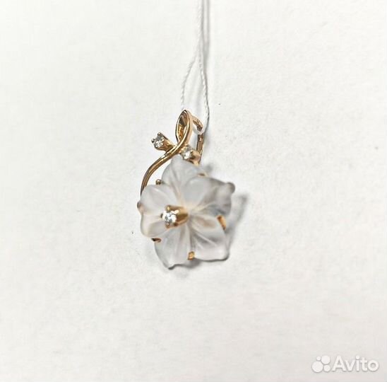 Золотая подвеска с камнем