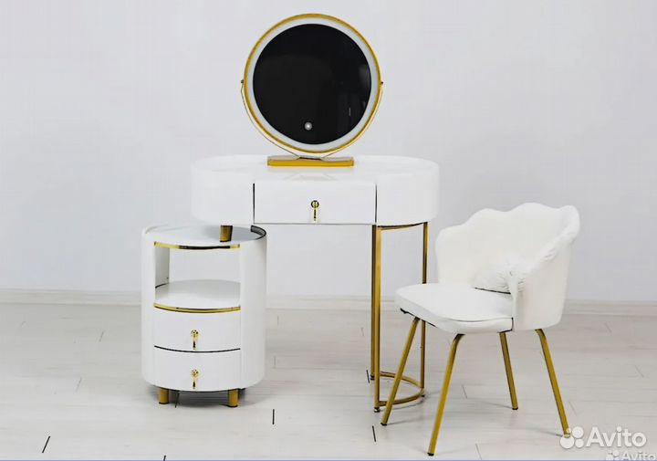 Туалетный столик. Столик с зеркалом и подсветкой