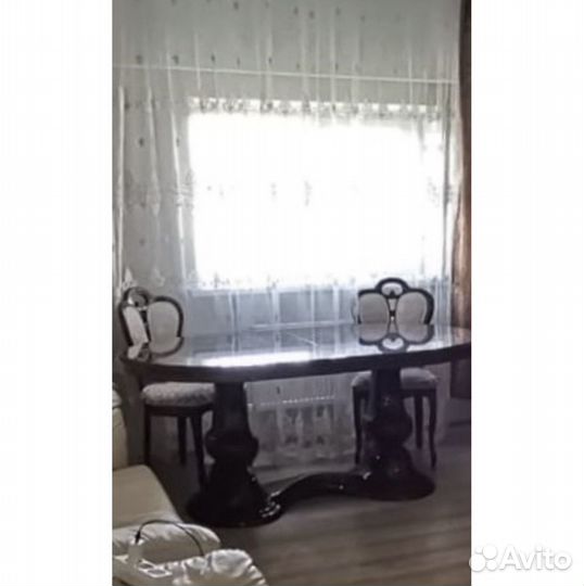 Стол со стульями