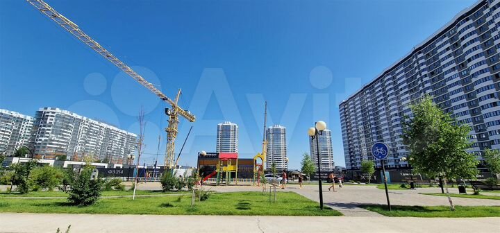 Торговая площадь, фасад на аллею, 80 м²