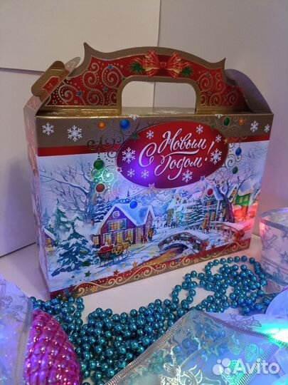 Подарочная коробка новогодняя