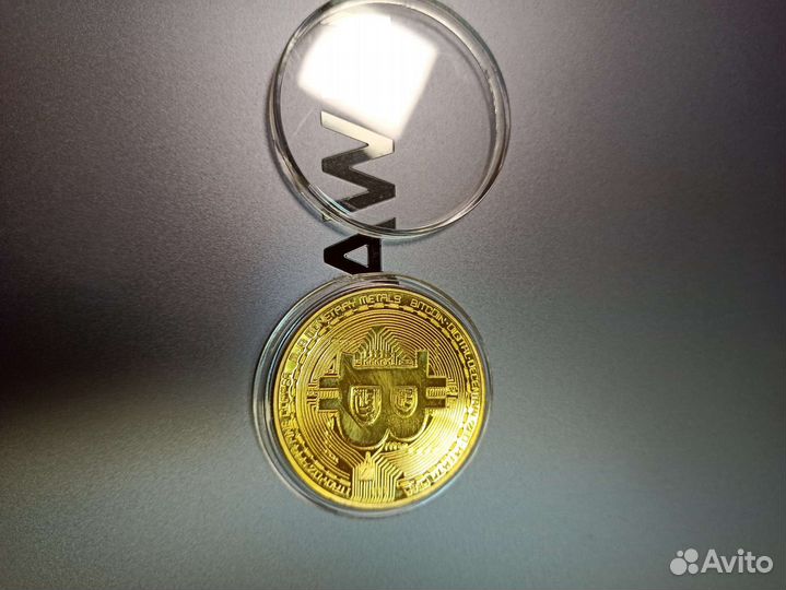 Монета биткоин, сувенир