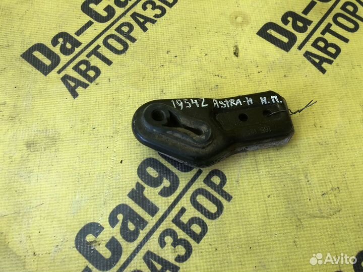 Кронштейн радиатора правый нижний Opel Astra H