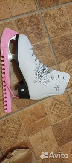 Коньки фигурные женские 35 размер