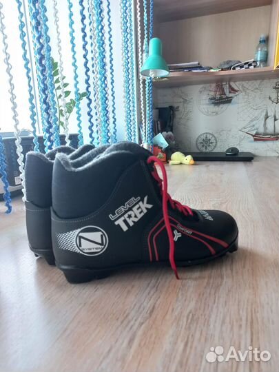 Лыжи беговые с ботинками 39 размер и палки