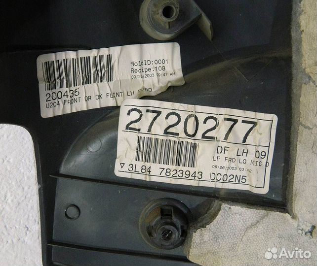 Обшивка двери передней левой Ford Escape 03г