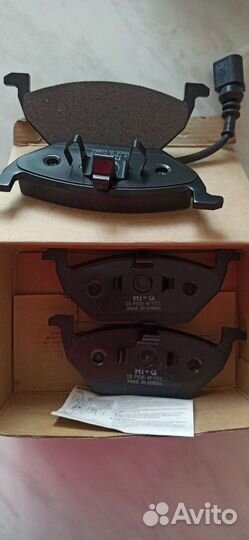 Тормозные колодки передние с датчиком VAG