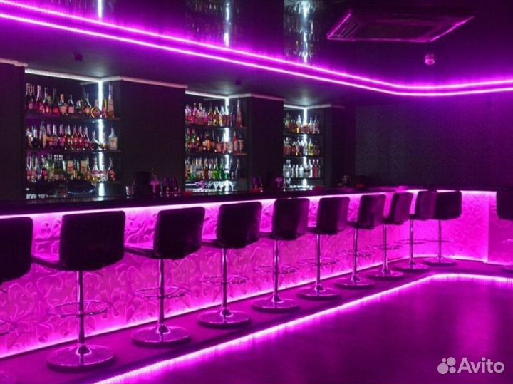 Бармен/Барледи в клуб/бар