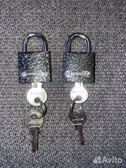 2 навесных замка Apecs с ключами