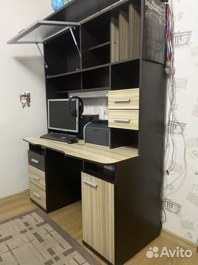 Стильный письменный стол с надстройкой