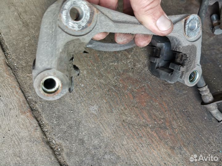 Суппорт передний левый Hyundai i30 Ceed 2012