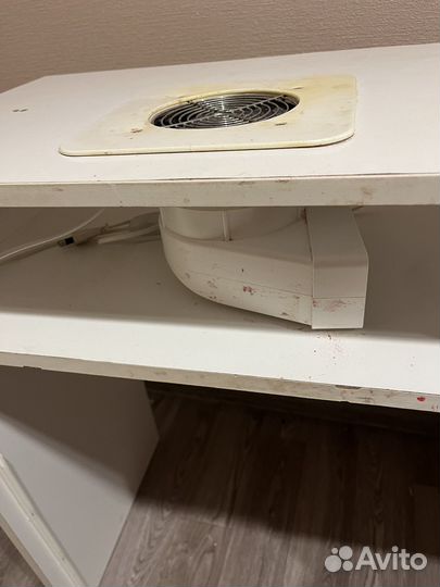 Маникюрный стол