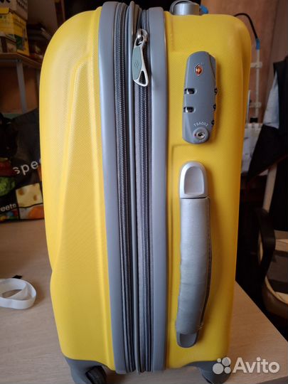 Чемодан на колесах размер s