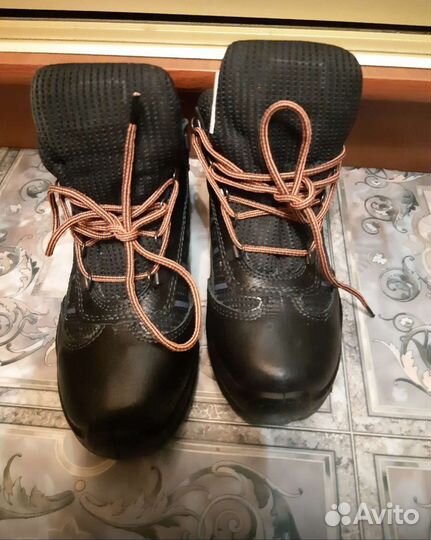 Ботинки и ушанка