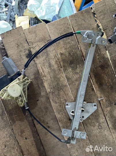 Стеклоподьемник передний Mitsubishi Carisma