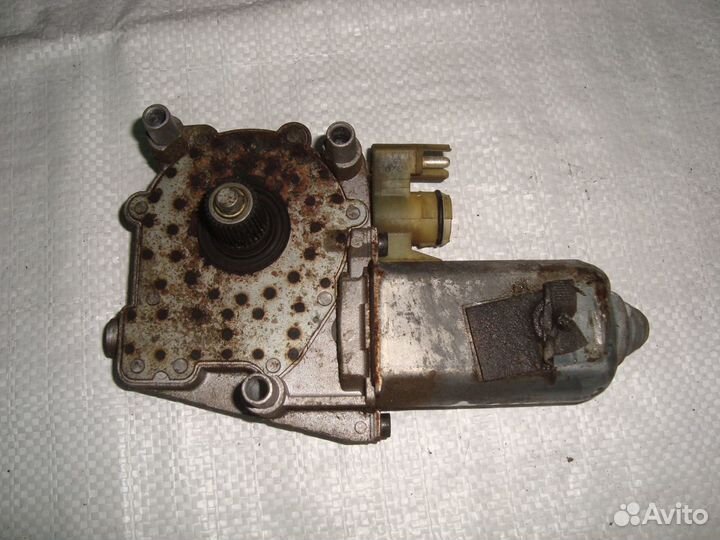 Моторчик заднего правого стеклоподъемника W140 M11