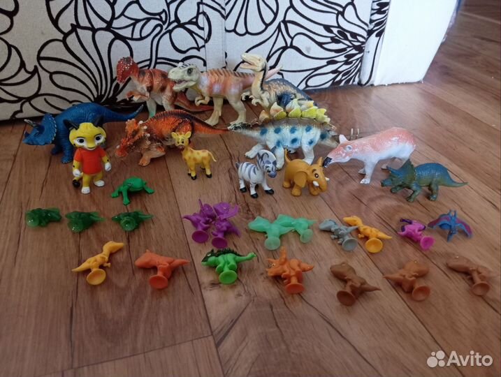 Пакет игрушек. Динозавры, Лео и другие
