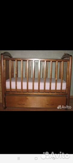 Детская кроватка с маятником