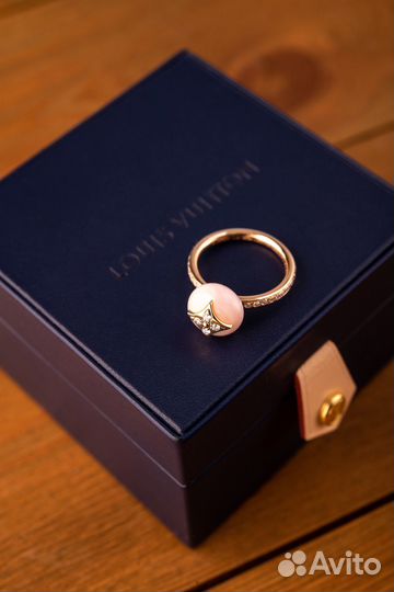 Кольцо Louis Vuitton B Blossom Monogram Flower Pink Opal Q9M00A