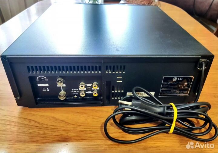 Видеомагнитофон LG w142w