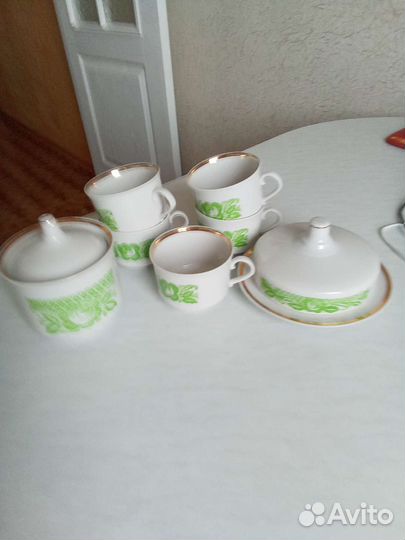 Сервиз(не полный) чашки 5шт, масленка, сахарница