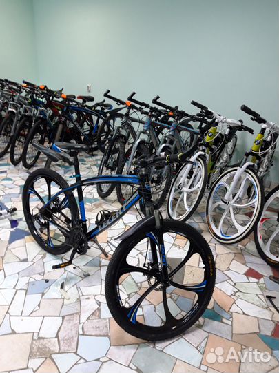 Велосипед 21 скорость на черных литых дисках