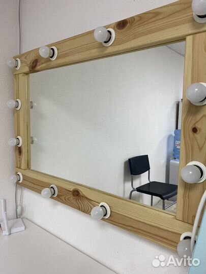 Гримерное зеркало с лампочками