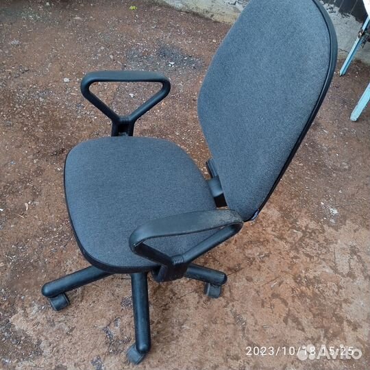 Два компьютерных кресла в хорошем состоянии