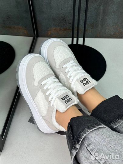 Кроссовки женские