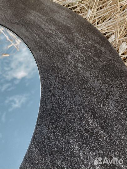 Зеркало с декоративной окантовкой