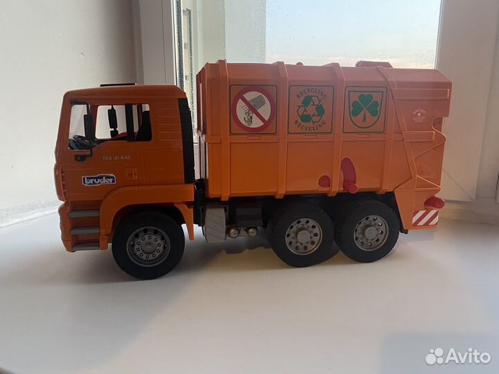 Мусоровоз bruder
