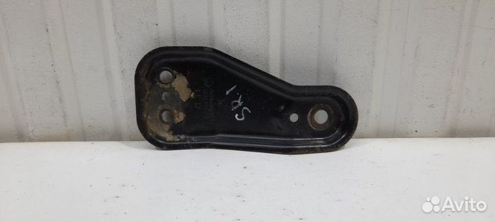 Кронштейн переднего рычага левый Skoda Rapid