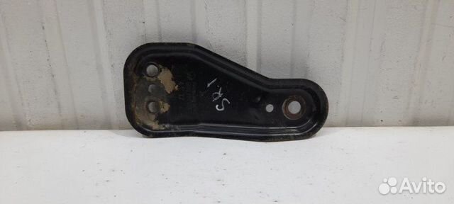 Кронштейн переднего рычага левый Skoda Rapid