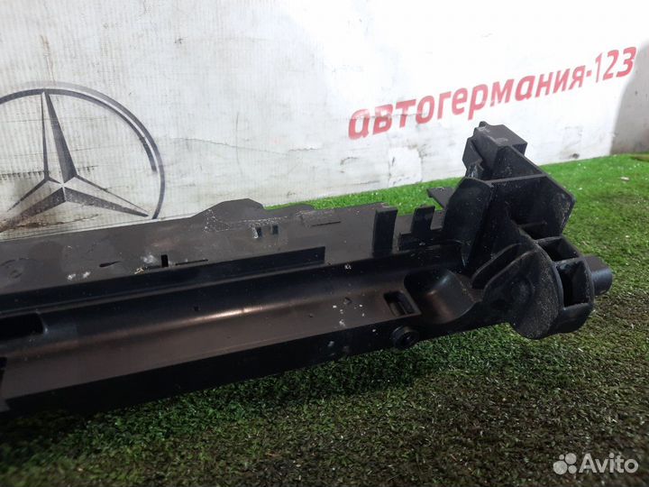 Кронштейн радиатора левый Mercedes C200 W205