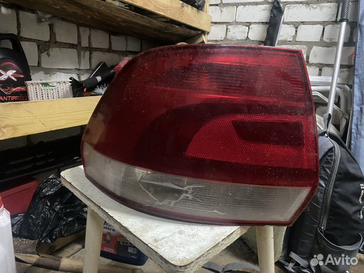 Задний левый фонарь на volkswagen polo