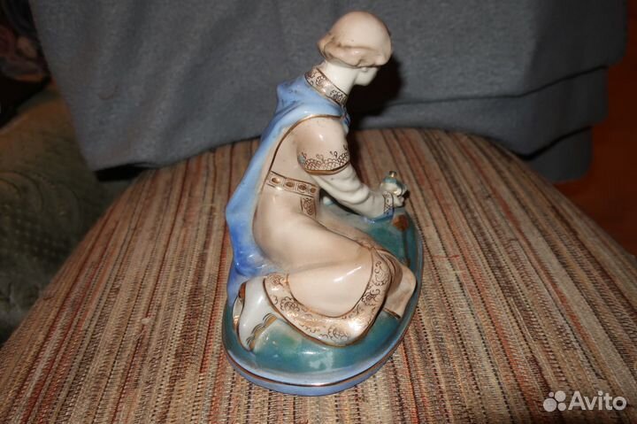 Фарфоровая статуэтка Иван Царевич и лягушка.Гжель
