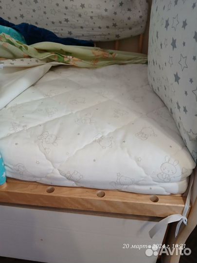 Детская кроватка с маятником и ящиком