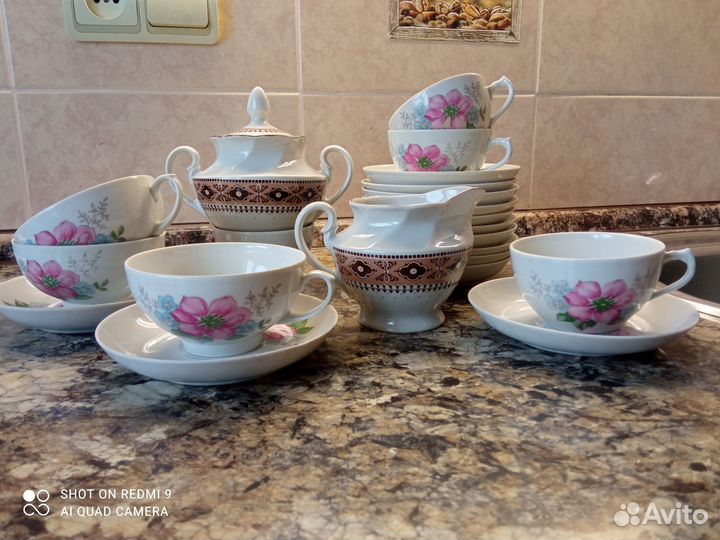 Чайные чашки, сахарница, молочник, больш. тарелка