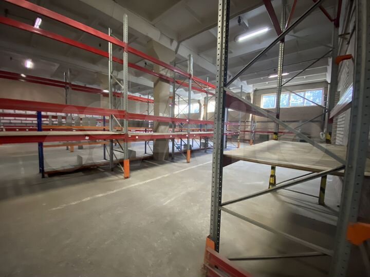 Склад, 1036 м² Первый этаж. Пандус, доки