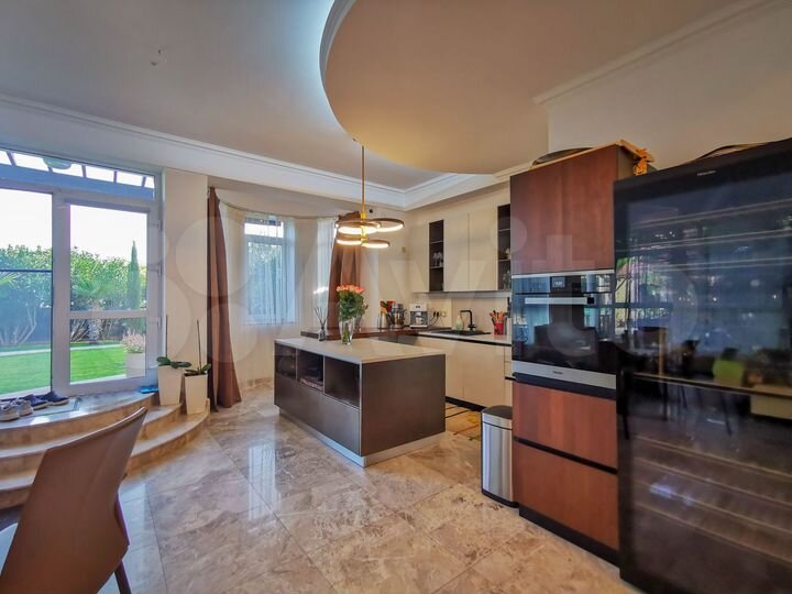 Дом 750 м² на участке 29 сот.