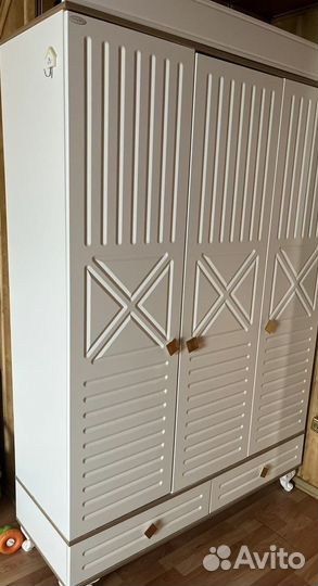 Детская кроватка и шкаф