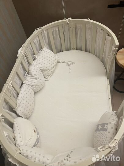Детская кроватка с маятником