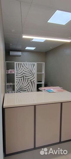 Перегородка-стеллаж для зонирования комнаты