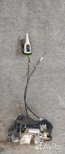 Замок двери передний правый Toyota Auris E150