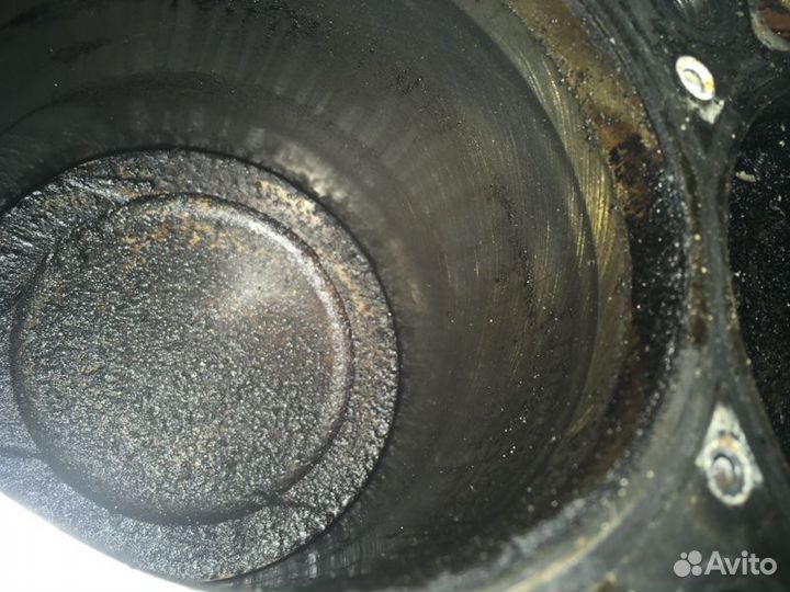 Двигатель Блок двигателя низ мотора 1.6 Aek Passat