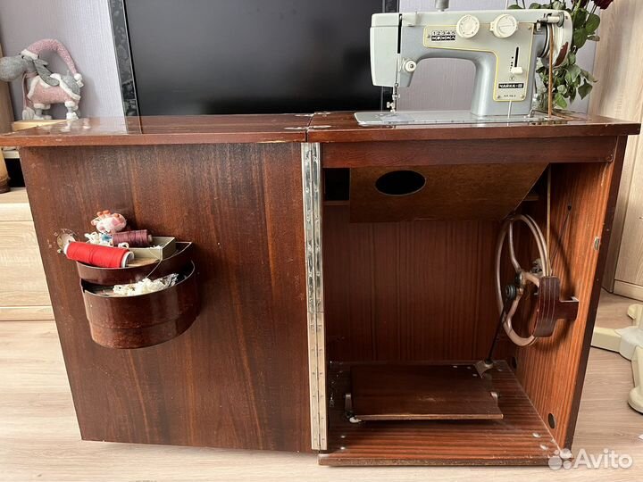 Швейная машинка Чайка 3 с тумбой